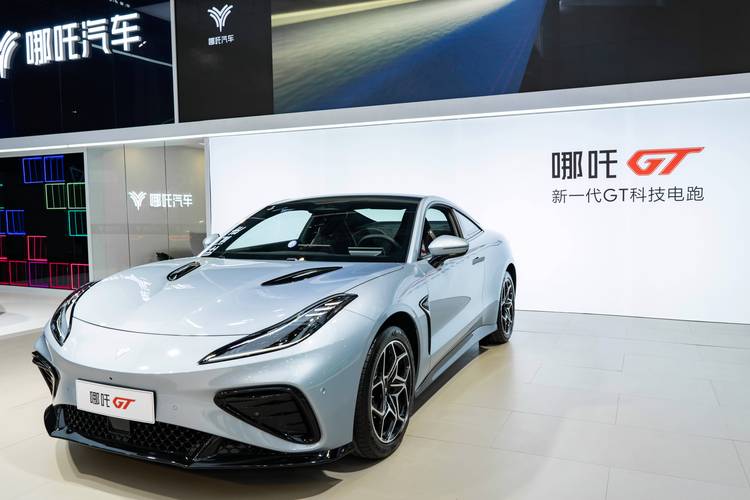 重庆294哪吒汽车在智能汽车领域的表现，领途汽车在新能源汽车市场中的影响力